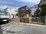 静かな住宅街の一角にあり、周囲の環境と調和した落ち着きのある佇まいが印象的な立地です。