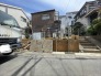落ち着いた住環境が広がるエリアで、これから新しい暮らしを育むための基盤が整えられています。
