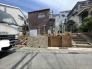 新しい暮らしの礎となる、静かで落ち着いた佇まいの敷地が広がっています。
