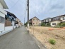 落ち着いた住宅街の風景に溶け込み、これからの暮らしを自由に描き出せるゆとりある敷地が広がっています。