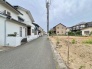 周囲の街並みと調和する、落ち着いた雰囲気の静かな住宅街の一角です。