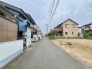 落ち着いた住宅街の中に位置し、日常の静けさと周辺環境との調和を感じられる心地よい住環境です。