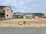 穏やかな住宅街に位置する、これからの暮らしの拠点として自由な設計を描ける更地です。