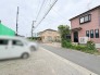 穏やかな空気が流れる住宅街に位置し、落ち着いた佇まいが日々の暮らしに安らぎをもたらします。