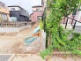 周囲の環境と調和しながら、住まいの可能性を広げるゆとりある敷地が広がっています。