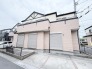 落ち着いた色調の外壁と調和のとれたデザインが、穏やかな暮らしの風景を形作る住まいです。