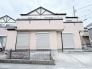 落ち着いた色調が街並みに馴染み、家族の日常を穏やかに包み込む安らぎの住まいです。
