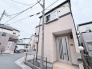 周囲の街並みに自然に溶け込む、落ち着きと親しみやすさを感じさせる外観の佇まいです。