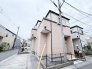 周囲の街並みと調和する、落ち着いた佇まいが魅力の住まいです。