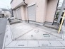 すっきりと整備された角地に佇み、日々の暮らしにゆとりをもたらす落ち着いた空間が広がっています。