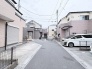 周辺環境と調和した、落ち着きのある住宅街の佇まいが穏やかな日常を予感させます。