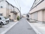 落ち着いた住宅街の中に位置し、穏やかな日常が流れる静かな住環境が整っています。