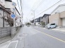日々の暮らしを穏やかに育む、落ち着いた住宅街の風景が広がっています。