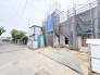 新しい暮らしの始まりを感じさせる、静かな環境に佇む建築途中の建物です。