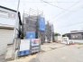 新しい暮らしの始まりを感じさせる、静かな住宅街に佇む建設中の住まいです。