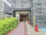 手入れされた緑が優しく出迎える、落ち着いた佇まいのエントランスアプローチです。