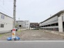 周辺環境と調和する落ち着いた立地に、新たな暮らしの基盤を築くための自由な広がりを感じさせる更地です
