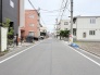 広めの前面道路で交通量も少なく、落ち着きのある雰囲気です