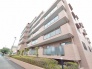 街並みに穏やかに溶け込む、端正な佇まいが日々の暮らしに安心感をもたらしてくれます。