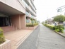 手入れの行き届いた植栽と落ち着いた佇まいが、日々の暮らしに安らぎの風景を添えてくれます。