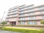 手入れの行き届いた植栽と落ち着いた色調の外観が、日々の暮らしに穏やかな安らぎをもたらします。