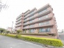 街並みに穏やかに溶け込み、日常に安らぎを感じさせる端正な佇まいのレジデンスです。
