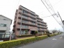 落ち着いた色調の外壁と手入れの行き届いた植栽が、穏やかで安心感のある日常の風景を演出しています。