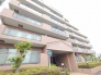 街並みに調和するタイル貼りの外観が、日々の暮らしに穏やかな安らぎをもたらします。