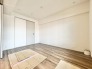 無駄を削ぎ落としたシンプルな空間が、住まう人の個性を引き立てる穏やかな余白を感じさせます。