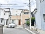 閑静な住宅街に調和する、親しみやすく落ち着いた佇まいの住まいが日々の暮らしを穏やかに包み込みます。