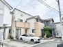 街並みに自然と馴染む落ち着いた佇まいで、日々の暮らしに穏やかな安らぎをもたらす住まいです。
