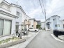 整然と住宅が並ぶ、静かで穏やかな日常を感じさせる落ち着いた街並みです。