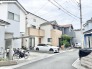 落ち着いた色合いの建物が並び、穏やかで心地よい時間が流れる住宅街の風景です。