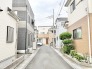 整然とした住宅街の中にあり、穏やかで落ち着いた日常が流れる静かな住環境です。