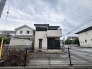 周囲の街並みに溶け込む、落ち着いた佇まいが日々の暮らしに心地よい静けさを運んでくれます。
