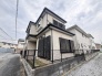 落ち着いた色合いの外壁とモダンな佇まいが、周囲の街並みに穏やかに調和しています。