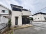 街並みに調和する穏やかな佇まいで、日々の暮らしを優しく受け止めてくれる落ち着いた住まいです。