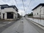 穏やかな空気が流れる住宅街に位置しており、日々の暮らしに心地よい安らぎを感じられる住環境です。