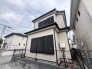 街並みに穏やかに溶け込み、日常に安心感をもたらす落ち着いた佇まいの住まい。