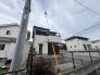 落ち着いた街並みに溶け込む、穏やかな空気が流れる住環境の佇まい。