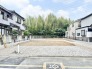 緑豊かな景観を背に、ゆとりある敷地が広がる閑静な住環境です。