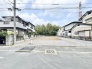 周囲の静けさと空の広がりを感じる、穏やかな住環境に佇むゆとりある敷地です。