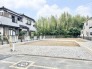 豊かな緑を背景に、閑静な住宅街で新しい暮らしを思い描くことができる広々とした敷地です。