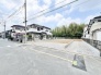 周辺環境と調和する穏やかな街並みに位置し、理想の住まいを描き出すための余白が広がる落ち着いた空間です。