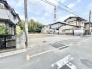 閑静な住宅街の中に位置し、周辺環境と調和しながら穏やかな暮らしを叶える整った敷地です。
