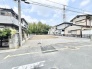 落ち着いた住宅街に位置し、ゆとりある敷地が自由な発想での住まいづくりを予感させる場所です。