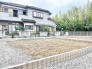 緑豊かな環境に隣接し、落ち着いた静けさと開放的な広がりを感じる穏やかな土地です。