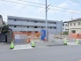 周辺環境と調和する静かな住宅街の一角に、新たな生活の礎となる空間が広がります。