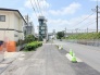 空が広く見渡せる開放的な環境で、日々の暮らしに穏やかなゆとりを感じさせる街並みです。