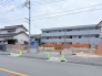 周辺環境と調和する静かな住宅地に位置し、これから新たな暮らしを育むための基礎が整いつつある場所です。